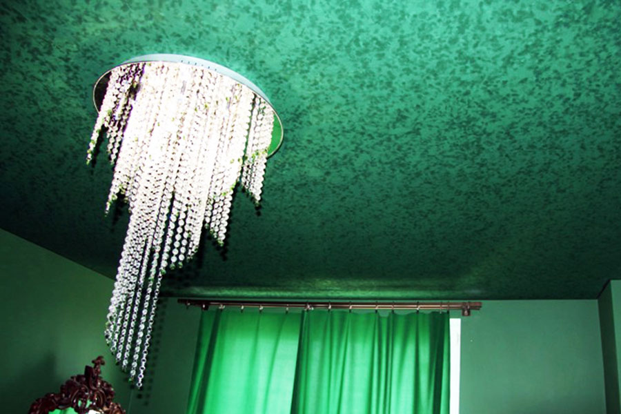 Fakturines įtempiamos lubos svečiu kambaryje S=14.5 m2