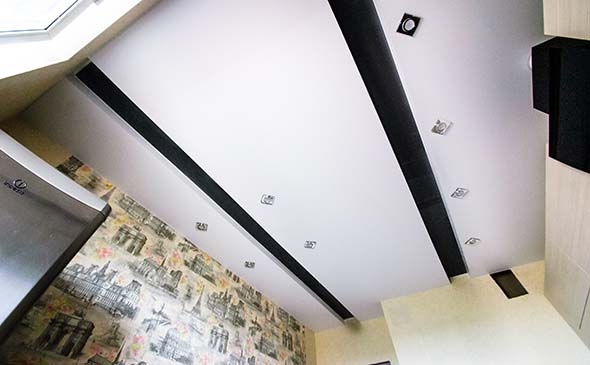 Matines įtempiamos baltos lubos virtuveje S= 12 m2