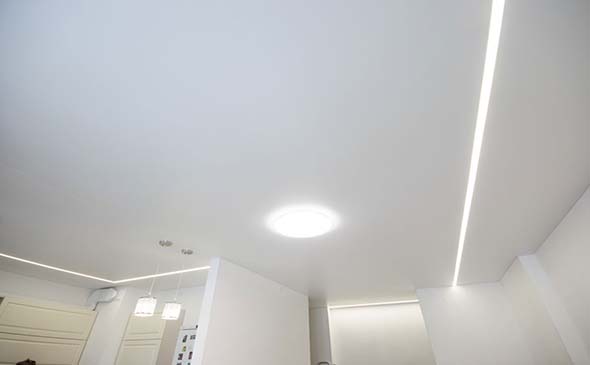 Matines įtempiamos baltos lubos koridoriuje S = 7,6 m2 