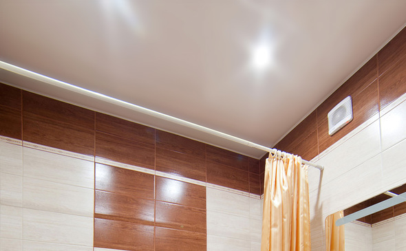 Satinines įtempiamos lubos vonios kambaryje ir tualėte S =5,9 m2