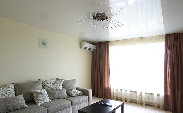 Blizgios įtempiamos lubos i svetaine S=17,1 m2