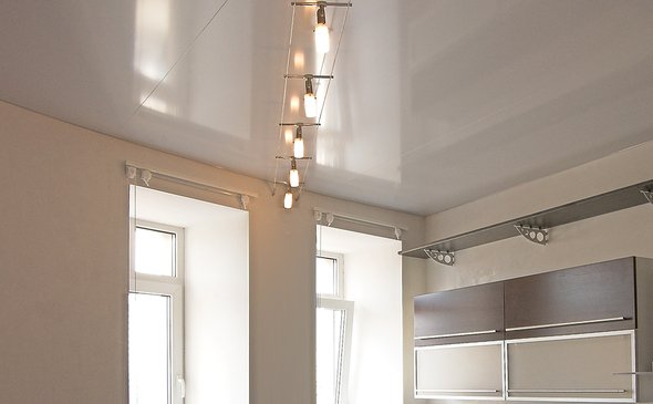 Lakuotos įtempiamos lubos virtuvėje S=11,2 m2