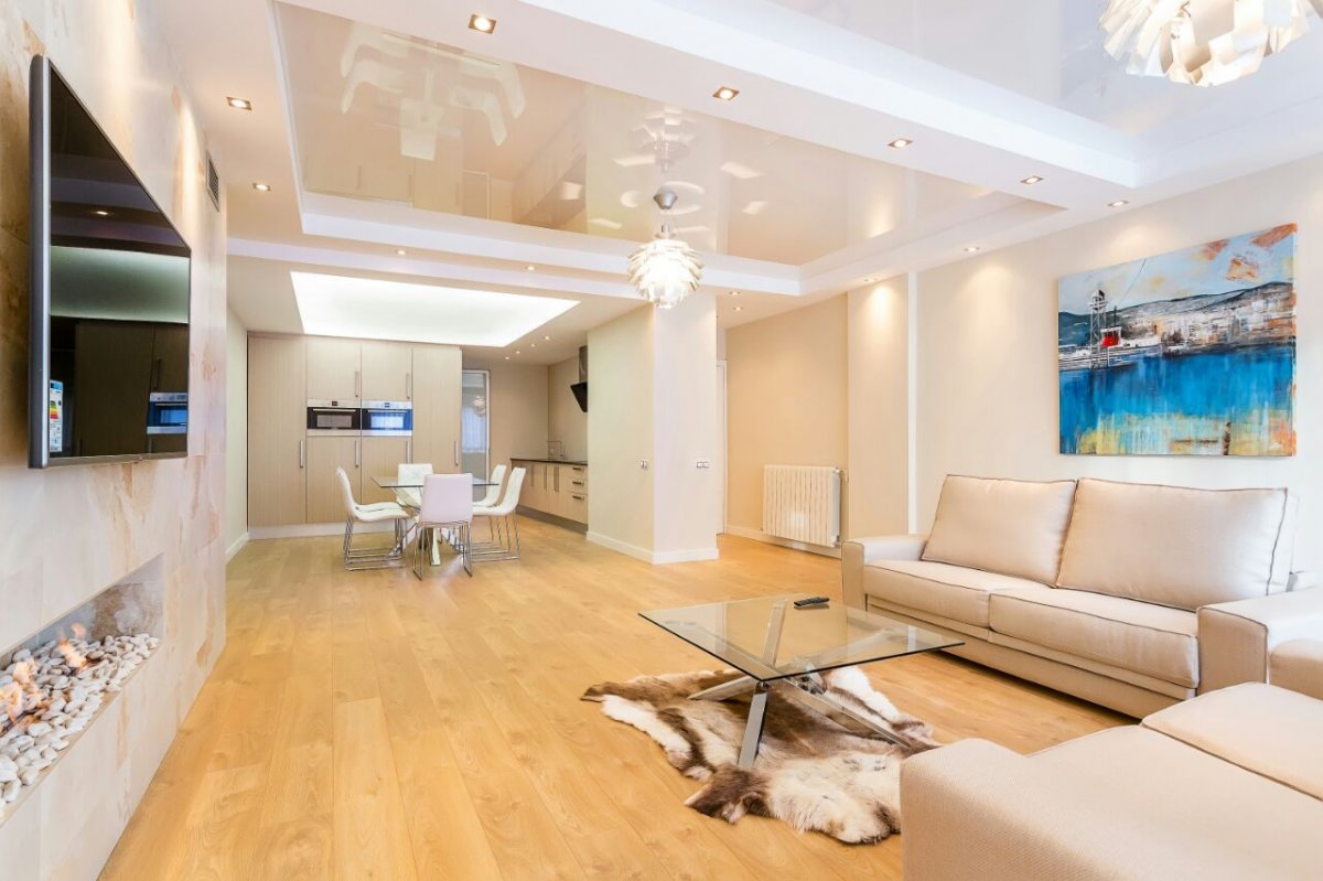 įtempiamos lubos į studiją