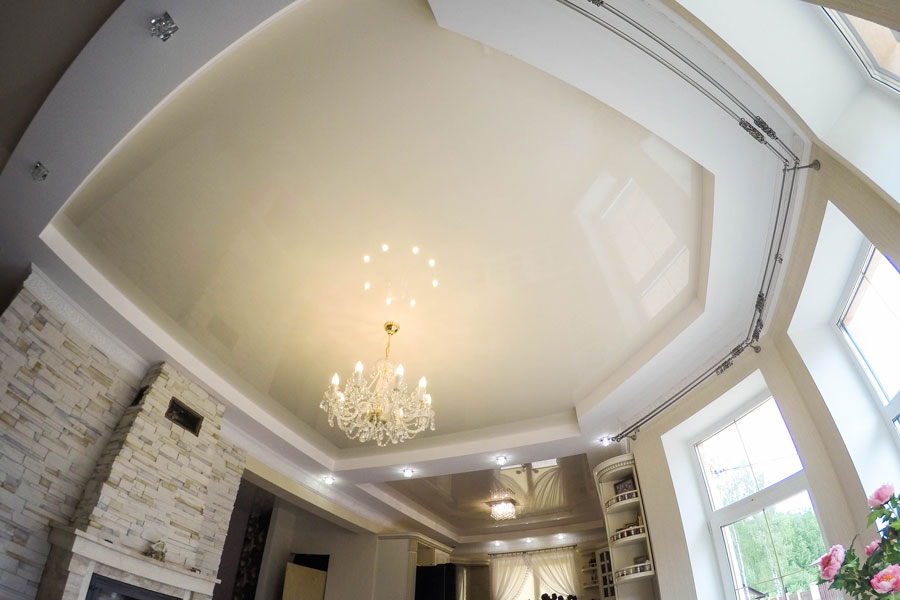 Smėlio spalvos lakuotos įtempiamos lubos į jūsų kotedžą S=17.5m2