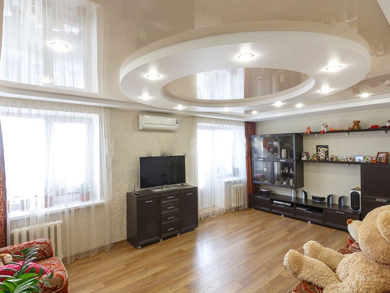 įtempiamos lubos svetaineje